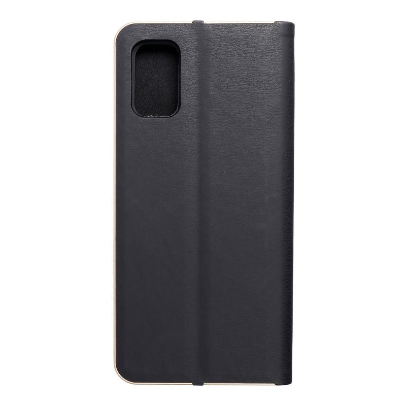 Diese elegante schwarze Handytasche für das Samsung Galaxy A41 schützt Ihr Gerät stilvoll vor Kratzern und Stößen. Das schlanke Design bewahrt die Linien Ihres Smartphones und bietet gleichzeitig einfachen Zugriff auf alle Tasten und Anschlüsse. Ideal für den Alltagsgebrauch, verbindet Schutz mit klassischem Look.