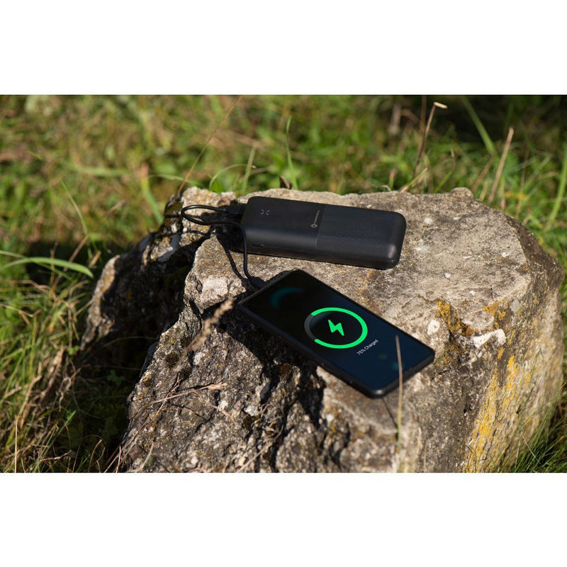 Dieses Bild zeigt die Verpackung der FORCELL F-Energy S20k1 Powerbank mit einer Kapazität von 20.000 mAh. Das Design ist schlicht in Weiß mit einer Abbildung der Powerbank in Schwarz, die über zwei USB-Ausgänge zum gleichzeitigen Laden von Geräten verfügt. Hervorgehoben wird die große Kapazität und die Möglichkeit, mehrere Geräte gleichzeitig zu laden. Die Verpackung betont die praktischen Aspekte des Produkts und die grundlegenden technischen Informationen sind klar sichtbar dargestellt.