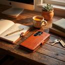 Optimieren Sie Ihr Samsung Galaxy A57 mit dem MEZZO Holster! Einzigartiges, gepresstes Muster für Haltbarkeit und Stil. Praktische Fächer für Karten und mehr. Ideal für Unterwegs!