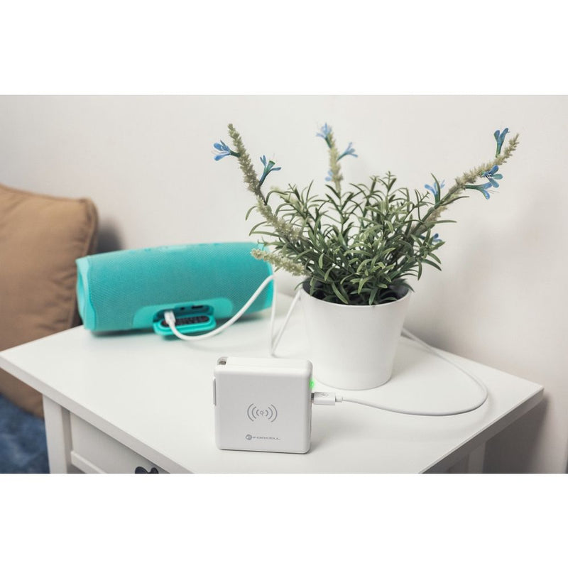 Der Multi Reiselader 6 in 1 - Perfekt für Reisen! Mit 6 Anschlüssen, darunter USB und USB-C, ermöglicht er das gleichzeitige Laden mehrerer Geräte. Integrierte Powerbank mit 8.000 mAh und Quick Charge 3.0 für schnelles Aufladen. Ideal für globale Steckerstandards.