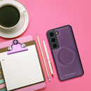 Entdecken Sie stilvollen Schutz für Ihr Samsung Galaxy A54 mit der Roar Mag Morning Case Schutzhülle in edlem Lila. Das schlanke Design bietet nicht nur eine ansprechende Optik, sondern schützt Ihr Smartphone auch vor alltäglichen Stößen und Kratzern. Genießen Sie die Kombination aus Sicherheit und Eleganz.