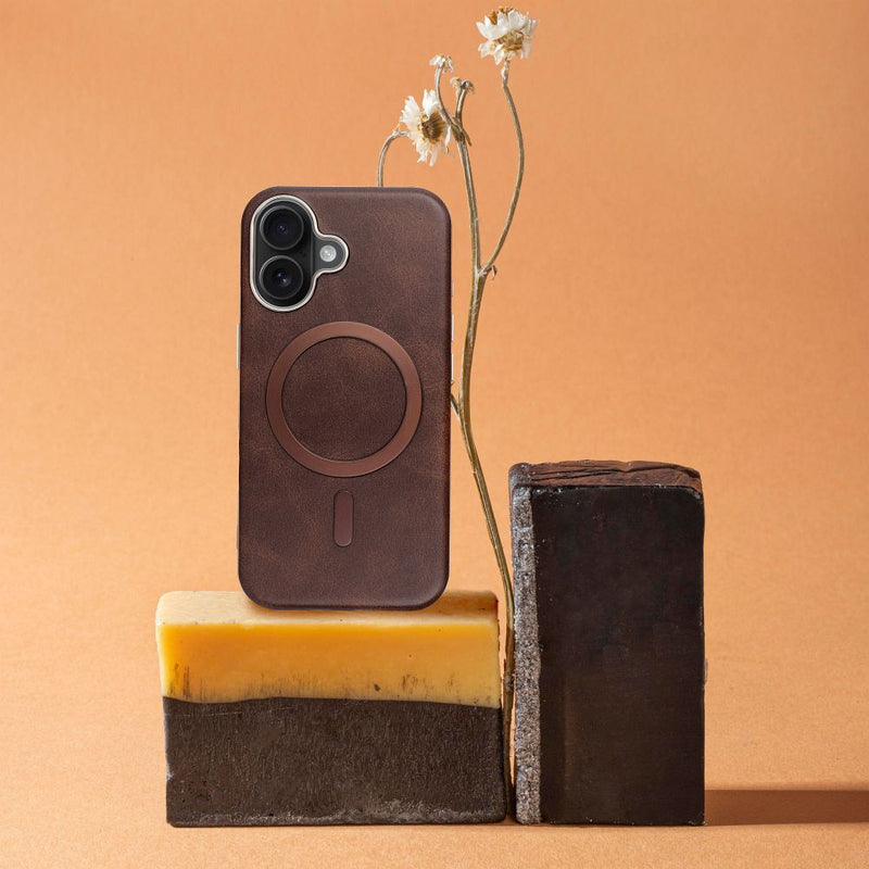 Schützen Sie Ihr Apple iPhone 14 Pro Max mit The Gentleman Mag Cover. Elegantes Design, voller MagSafe-Support und robust gegen Schäden. Verstärkt durch Eco-Leder für Luxus und Haltbarkeit.