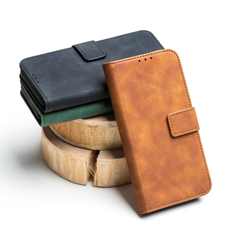 Optimieren Sie Ihr Samsung Galaxy A56 mit dem TENDER Holster aus Kunstleder. Es bietet Rundumschutz, magnetische Verschlussklappe und praktische Fächer für Unterlagen und Bargeld. Ideal zum Filme schauen in TV-Stand-Position!