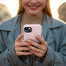 Entdecke Stil und Schutz mit dieser eleganten pinken Schutzhülle für das Apple iPhone 15 Pro Max. Ein perfekter Begleiter, der dein Smartphone vor den Tücken des Alltags bewahrt.