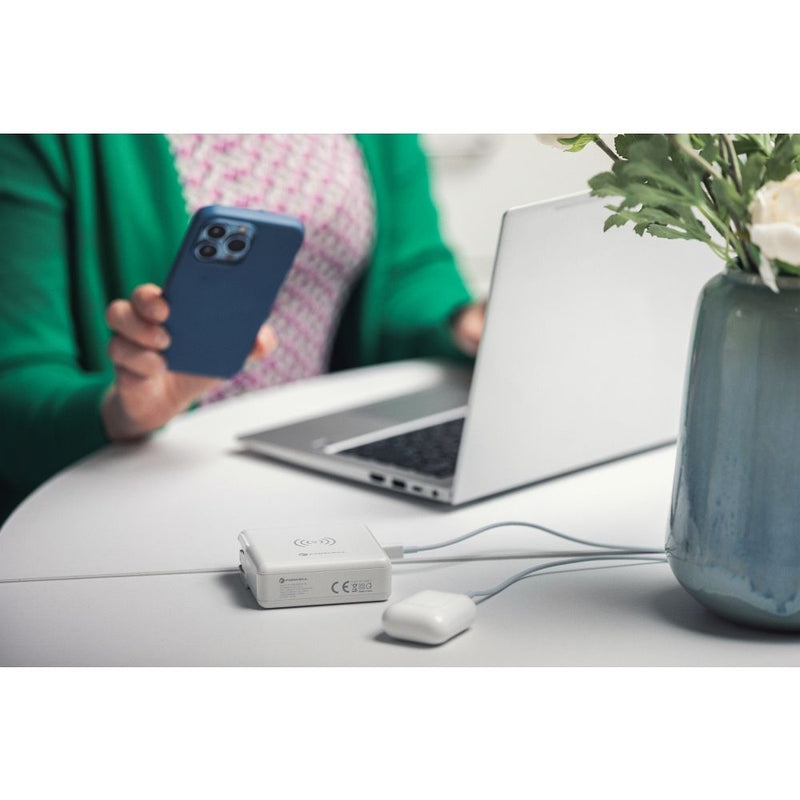 Der Multi Reiselader 6 in 1 - Perfekt für Reisen! Mit 6 Anschlüssen, darunter USB und USB-C, ermöglicht er das gleichzeitige Laden mehrerer Geräte. Integrierte Powerbank mit 8.000 mAh und Quick Charge 3.0 für schnelles Aufladen. Ideal für globale Steckerstandards.