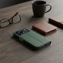 Schützen Sie Ihr Apple iPhone 17 Pro stilvoll mit dem Split Book Holster. Elegantes Kunstleder und präzise Nähte bieten Funktionalität und ästhetischen Schutz. Mit Brieftaschenfunktion, standfestem Design und magnetischem Verschluss ideal für Alltag und Freizeit.