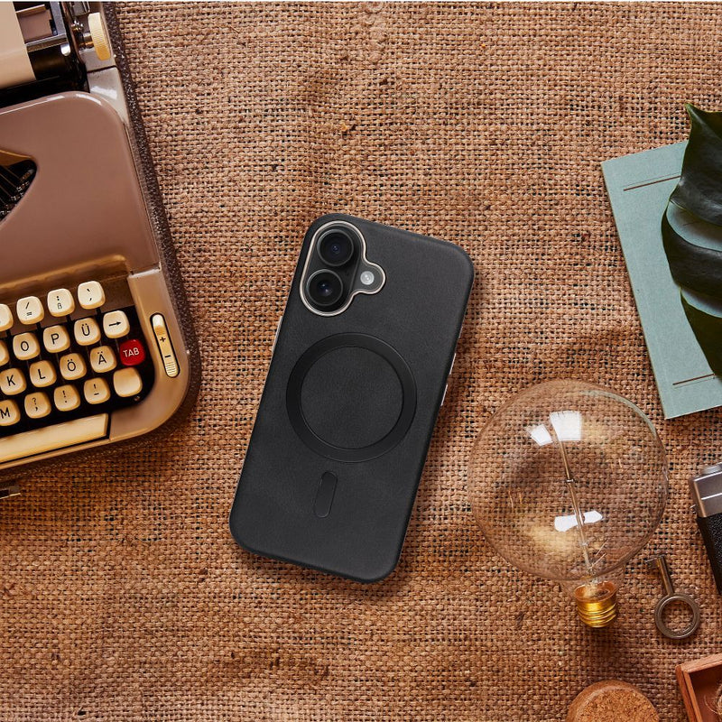 Schützen Sie Ihr Apple iPhone 14 stilvoll mit dem Gentleman Mag Cover! Perfekt für MagSafe, bietet robusten Schutz und ein elegantes Design aus öko-freundlichem PU-Leder. Ideal für stilbewusste iPhone-Nutzer.