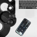 Entdecken Sie das TECH Case Design 1 für das iPhone 15 Pro – eine Schutzhülle, die nicht nur optimalen Schutz bietet, sondern auch Einblicke gewährt. Das innovative Design präsentiert eine durchsichtige Rückseite, die die beeindruckende interne Technologie des Smartphones zeigt. Durch das robuste Material bleibt Ihr Gerät sicher und stylish zugleich.