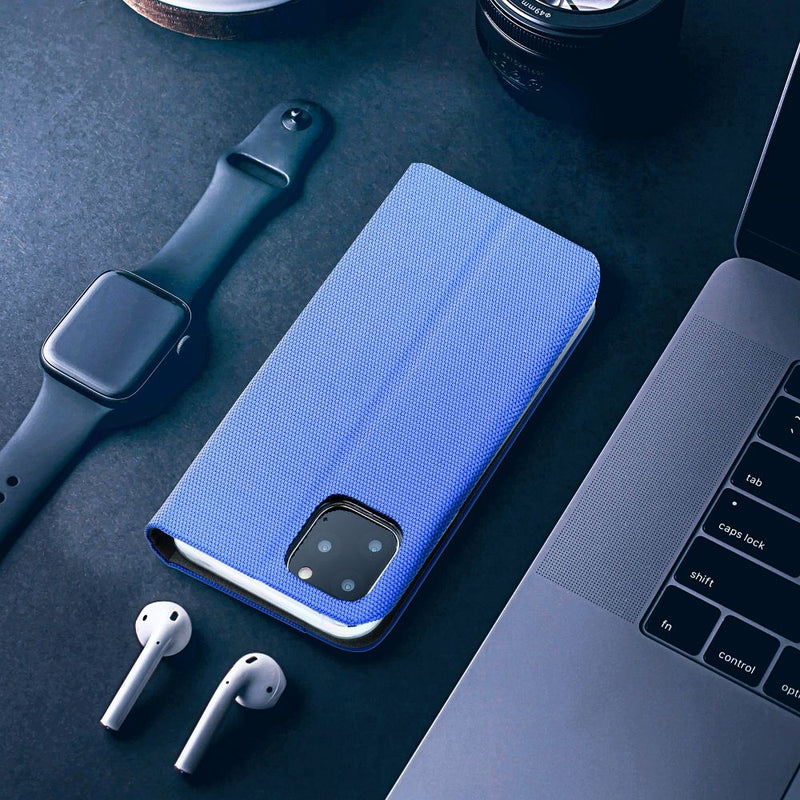 Schützen Sie Ihr Samsung Galaxy A15 mit Stil! Unsere blaue Handytasche bietet nicht nur optimalen Schutz für Ihr 4G oder 5G Modell, sondern verleiht Ihrem Smartphone auch ein elegantes Aussehen. Mit leichtem Zugriff auf alle Tasten und Anschlüsse ist diese Tasche der perfekte Begleiter für Ihren mobilen Alltag.