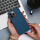 Entdecken Sie den perfekten Schutz für Ihr Apple iPhone 16 V7: Diese robuste, stilvolle Hülle in ansprechendem Blau bietet nicht nur Sicherheit vor Stößen und Kratzern, sondern unterstreicht auch das moderne Design Ihres Smartphones. Einfach anzubringen und mit präzisen Aussparungen für Kamera und Anschlüsse, ist diese Schutzhülle die ideale Wahl für den alltäglichen Gebrauch.