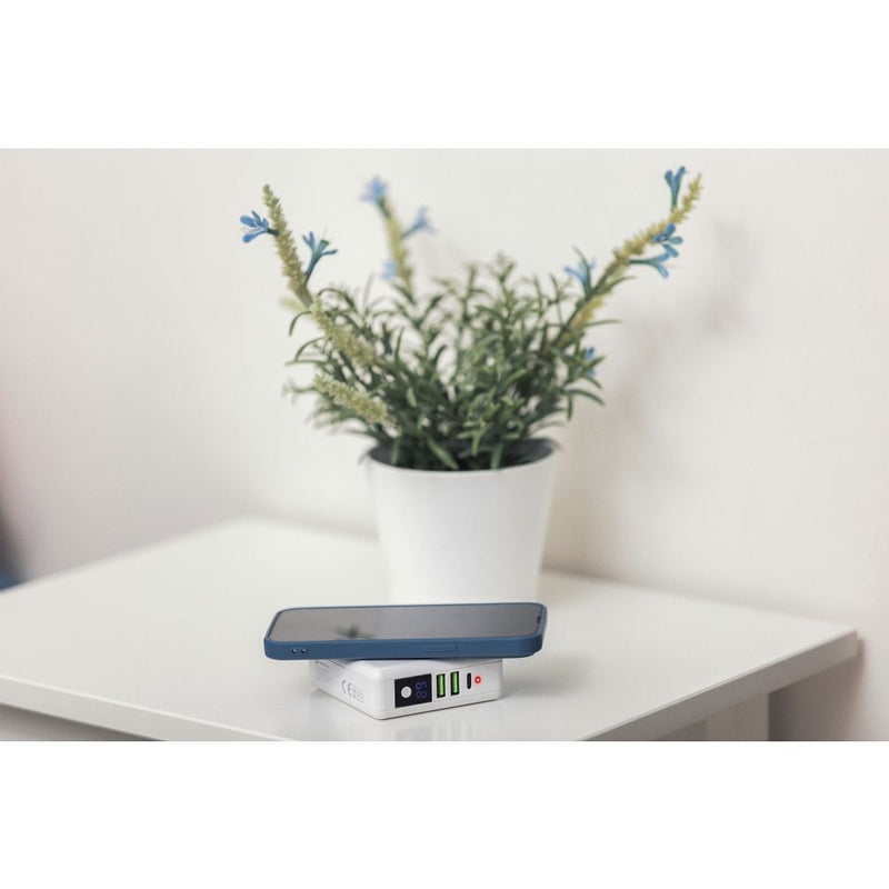 Der Multi Reiselader 6 in 1 - Perfekt für Reisen! Mit 6 Anschlüssen, darunter USB und USB-C, ermöglicht er das gleichzeitige Laden mehrerer Geräte. Integrierte Powerbank mit 8.000 mAh und Quick Charge 3.0 für schnelles Aufladen. Ideal für globale Steckerstandards.