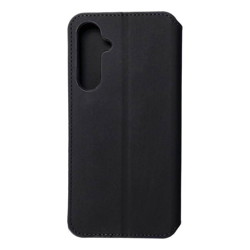 Schützen Sie Ihr Samsung Galaxy A55 5G mit Stil – die elegante Handytasche in Schwarz V5 bietet idealen Schutz vor Kratzern und Stößen und verleiht Ihrem Smartphone einen klassischen Look. Mit präzisen Aussparungen für Kamera und Anschlüsse bleibt die Funktionalität Ihres Geräts vollständig erhalten.