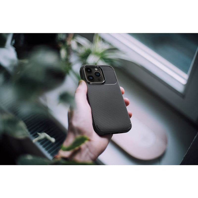 Robuste Eleganz: Die Schutzhülle in Schwarz für das Apple iPhone 12/12 Pro bietet nicht nur optimalen Schutz vor Stößen und Kratzern, sondern unterstreicht auch den stilvollen Look des Geräts. Mit präzisen Aussparungen für Kamera und Anschlüsse bleibt die Funktionalität des Smartphones vollständig erhalten.