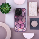 Entdecke stilvollen Schutz mit der Schutzhülle für das Apple iPhone 16 in Violett V4. Ihr geometrisches Design mit marmorierten violetten Mustern vereint Ästhetik mit Robustheit, um Dein Smartphone vor den Tücken des Alltags zu bewahren. Eine harmonische Symbiose aus Funktionalität und modischem Ausdruck.