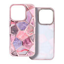 Entdecken Sie die Eleganz und den Schutz in einem mit unserer Schutzhülle für das Apple iPhone 16 in Pink V10. Das geometrische Design verleiht Ihrem Smartphone einen einzigartigen Look, während das robuste Material Ihr Gerät sicher bewahrt.