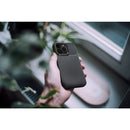 Die Schutzhülle für das Apple iPhone 13 Pro vereint stilvolles Design und optimalen Schutz. Mit einer robusten Außenhülle und einem modernen Look sorgt sie dafür, dass dein Smartphone sicher und elegant bleibt. Ideal für alle, die Funktionalität und Ästhetik schätzen.