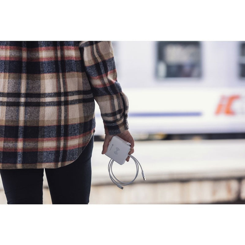 Der Multi Reiselader 6 in 1 - Perfekt für Reisen! Mit 6 Anschlüssen, darunter USB und USB-C, ermöglicht er das gleichzeitige Laden mehrerer Geräte. Integrierte Powerbank mit 8.000 mAh und Quick Charge 3.0 für schnelles Aufladen. Ideal für globale Steckerstandards.