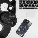 Entdecken Sie das durchdachte Design der Schutzhülle für das iPhone 15 Pro Max. Dieses transparente Case bietet einen Einblick in die scheinbare Innentechnik des Smartphones und schützt Ihr Gerät stilvoll vor Stürzen und Kratzern. Halten Sie Ihr Handy sicher und zeigen Sie dabei ein einzigartiges, technisches Äußeres.