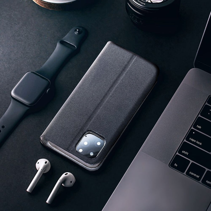 Die Holster SENSITIVE Book Hülle für Samsung Galaxy A54 5G bietet optimalen Schutz und Funktionalität. Mit TV-Ständer, sicherem Magnetverschluss und stilvollem Design ist diese Schutzhülle ideal für Ihr Gerät.