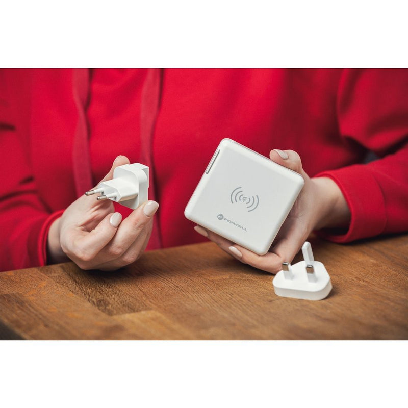 Der Multi Reiselader 6 in 1 - Perfekt für Reisen! Mit 6 Anschlüssen, darunter USB und USB-C, ermöglicht er das gleichzeitige Laden mehrerer Geräte. Integrierte Powerbank mit 8.000 mAh und Quick Charge 3.0 für schnelles Aufladen. Ideal für globale Steckerstandards.