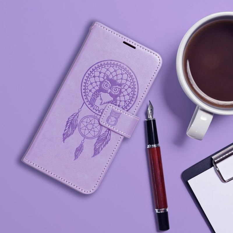 Verleihen Sie Ihrem Samsung A14 ein mystisches Flair mit der MEZZO Book Case Schutzhülle in Traumfänger-Optik. Der lila Farbton und das kunstvolle Eulendesign schützen Ihr Gerät nicht nur, sondern verleihen ihm auch einen einzigartigen und stilvollen Look. Genießen Sie die perfekte Kombination aus Sicherheit und Stil für Ihr Smartphone.