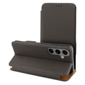 Schützen Sie Ihr Samsung Galaxy S25 Ultra mit dem Folio Side Magnet Case! Innovatives Design, optimal für S-Pen-Nutzung, elegant in Öko-Leder mit Karbonmuster. Perfekter Halt und Schutz. Jetzt entdecken!