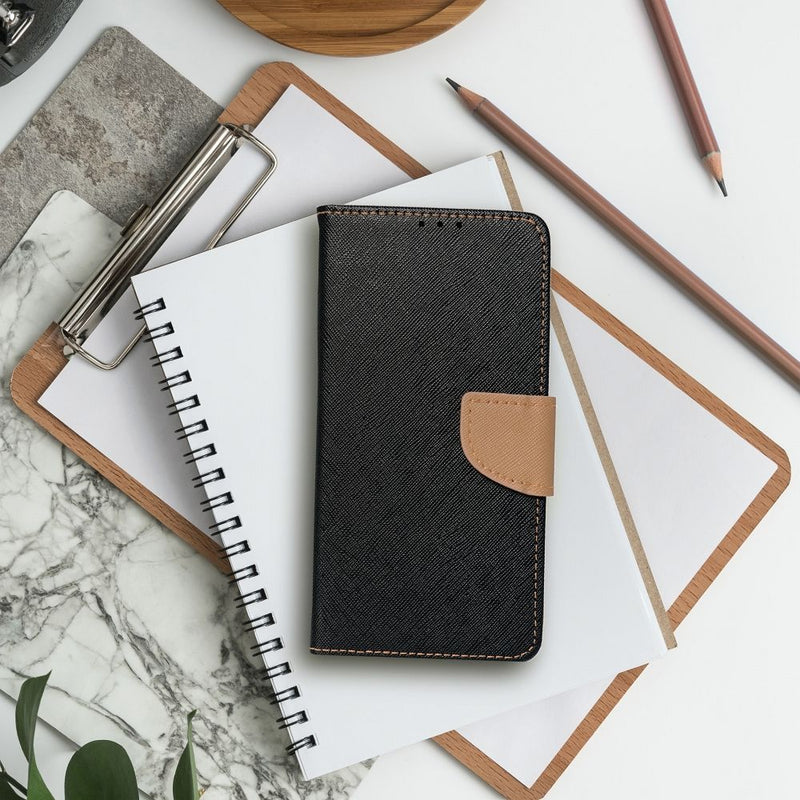 Entdecken Sie den perfekten Schutz für Ihr Samsung Galaxy A34 5G – die stilvolle schwarze Handytasche V3. Ihr elegantes Design mit strapazierfähigem Material bietet nicht nur Sicherheit vor Kratzern und Stößen, sondern auch einen Hauch von Klassik für Ihren Alltag.