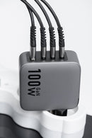 Der FORCELL F-Energy GaN VT-46 ist ein kompakter, leistungsstarker Reiselader, ausgestattet mit drei USB-C-Anschlüssen und einem USB-A-Anschluss. Er bietet dank Power Delivery (PD) und Quick Charge 4.0-Technologie schnelles Aufladen mit bis zu 100 Watt Leistung und ist damit ideal für das Aufladen verschiedener Geräte, einschließlich Laptops. Mit seinem eleganten grauen Design ist dieser Charger eine praktische Ergänzung für die moderne Technikausstattung unterwegs.