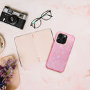 Verleihen Sie Ihrem iPhone 16 Pro Max einen Hauch von Eleganz mit der Schutzhülle in Pink V3 – perfekt für Stilbewusste, die Wert auf Sicherheit legen. Diese Hülle kombiniert robusten Schutz mit einem glitzernden pinken Finish, das Ihrem Smartphone einen individuellen Look verleiht.