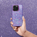 Verleihen Sie Ihrem iPhone 16 Pro einen Hauch von Eleganz mit der V2 Schutzhülle in schimmerndem Violett. Robustes Material trifft auf stilvollen Glanzeffekt – perfekter Schutz, der auffällt.