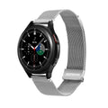 Das Bild zeigt eine elegante Apple Watch ausgestattet mit einem DUX DUCIS Starp Milanese Armband aus Edelstahl in Platinoptik. Das magnetische Milanese Loop-Design sorgt für eine verstellbare Passform und einen modernen Look, der perfekt zu den 42/44/45 mm Modellen der Apple Watch passt. Ideal für einen anspruchsvollen Stil im Alltag.