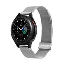 Das Bild zeigt eine elegante Apple Watch ausgestattet mit einem DUX DUCIS Starp Milanese Armband aus Edelstahl in Platinoptik. Das magnetische Milanese Loop-Design sorgt für eine verstellbare Passform und einen modernen Look, der perfekt zu den 42/44/45 mm Modellen der Apple Watch passt. Ideal für einen anspruchsvollen Stil im Alltag.