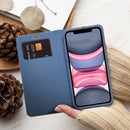 Entdecken Sie stilvollen Schutz für Ihr iPhone 16 Pro: Die V6 Schutzhülle mit ihrem eleganten, blauen Gewebemuster bietet nicht nur sicheren Halt, sondern auch einen zeitlosen Look für Ihr Smartphone. Maßgeschneiderte Aussparungen gewährleisten problemlosen Zugang zu allen Funktionen und die schlanke Form bewahrt das schicke Design Ihres Geräts.