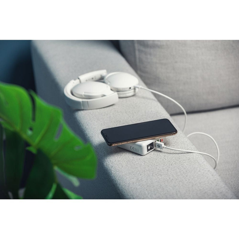 Der Multi Reiselader 6 in 1 - Perfekt für Reisen! Mit 6 Anschlüssen, darunter USB und USB-C, ermöglicht er das gleichzeitige Laden mehrerer Geräte. Integrierte Powerbank mit 8.000 mAh und Quick Charge 3.0 für schnelles Aufladen. Ideal für globale Steckerstandards.