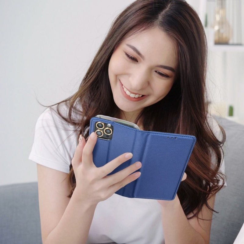 Optimieren Sie Ihr Apple iPhone 13 mit der originalen Hülle! Elegantes metallisiertes Finish & Schutz vor Kratzern dank weichem Kunstwildleder. Extra Fach & Ständerfunktion für Komfort. Jetzt in verschiedenen Farben erhältlich!