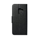 Schützen Sie Ihr Samsung Galaxy S9 stilvoll mit dieser schwarzen Handytasche. Ihr schlankes Design bietet eleganten Schutz, während der strapazierfähige Materialmix Ihr Telefon vor Stößen und Kratzern bewahrt. Praktisch und schick – ein Must-have Accessoire für Ihr Smartphone.