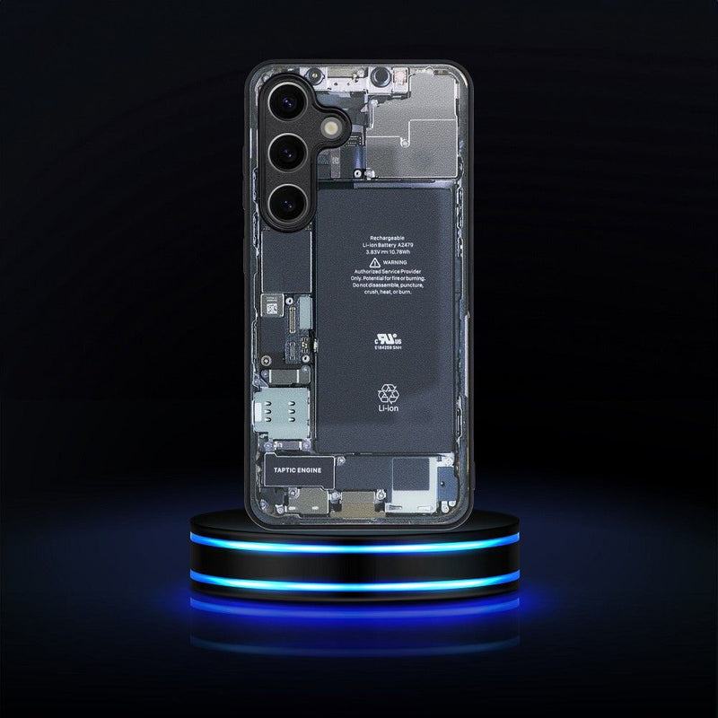 Entdecken Sie das innovative Design 2 der TECH Schutzhülle für das Samsung A55: Eine durchsichtige Panzerung, die die inneren Wunderwerke Ihres Smartphones zur Schau stellt, ohne Kompromisse beim Schutz zu machen. Robustheit trifft auf Stil – perfekt für Technikliebhaber.