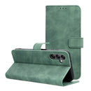 Die elegante grüne Handytasche für das Samsung Galaxy A14 4G/A14 5G bietet zuverlässigen Schutz und Funktionalität. Ausgestattet mit einer praktischen Standfunktion und Fächern für Karten, verbindet dieses Accessoire Sicherheit mit Stil.