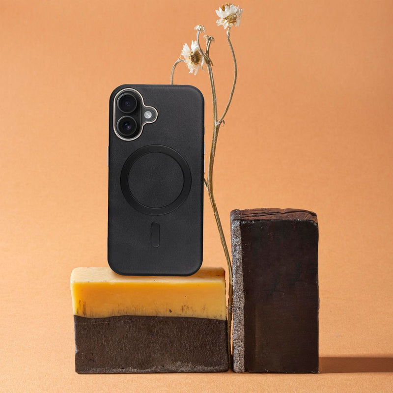 Schützen Sie Ihr Apple iPhone 14 stilvoll mit dem Gentleman Mag Cover! Perfekt für MagSafe, bietet robusten Schutz und ein elegantes Design aus öko-freundlichem PU-Leder. Ideal für stilbewusste iPhone-Nutzer.