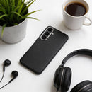 Schützen Sie Ihr Samsung Galaxy A36 stilvoll mit der K-Look MagSafe Hülle. Diese schlanke, aramidfaser-inspirierte Hülle bietet optimalen Grip und Schutz vor Kratzern. Dank MagSafe-Kompatibilität nutzen Sie mühelos Zubehör und behalten die perfekte Passform.