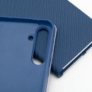 Schützen Sie Ihr Samsung Galaxy A56 stilvoll mit unserem eleganten Case! Es vereint robusten Metallrahmen, weiches Wildleder innen und einen elastischen Silikonhandgriff. Genießen Sie sicheren Halt und Zugriff auf alle Funktionen. Ideal für modernes Design und optimalen Schutz!