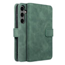 Schützen Sie Ihr Samsung Galaxy S24 Plus stilvoll mit dieser eleganten grünen Handytasche. Diese praktische Hülle bietet nicht nur Schutz vor Stößen und Kratzern, sondern dient auch als praktischer Ständer für mediales Genießen.