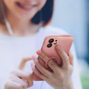 Machen Sie Ihr iPhone 13 mit dieser eleganten, pinkfarbenen Schutzhülle zum Hingucker. Der integrierte Ring bietet zusätzlichen Halt und dient als praktischer Ständer. Ideal für den stilbewussten Smartphone-Nutzer.
