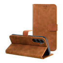 Die Handytasche für das Samsung Galaxy A55 bietet idealen Schutz und eine stilvolle Optik. Hergestellt aus hochwertigem Material, lässt sie sich bequem umklappen und bietet einfachen Zugriff auf alle Funktionen des Geräts. Perfekt für alle, die Funktionalität und Design schätzen.