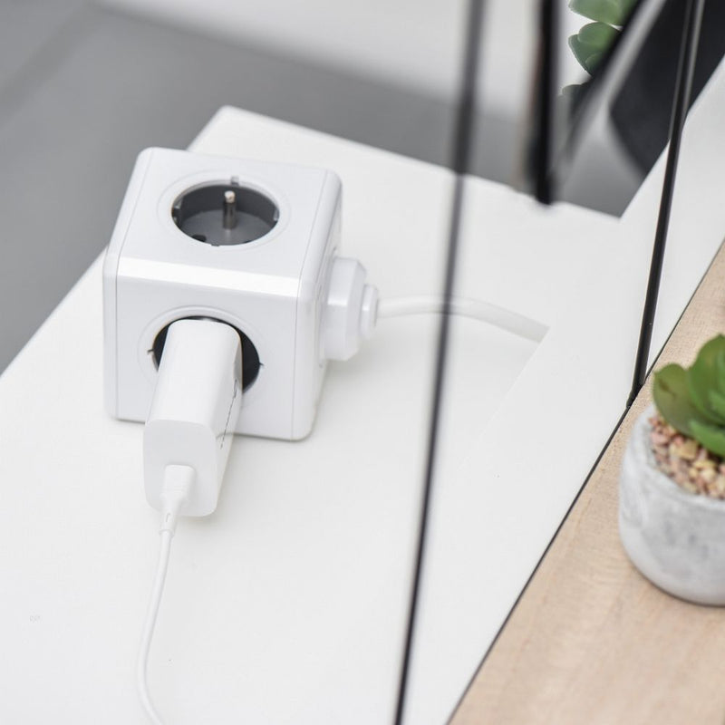 Entdecken Sie den USB Typ-C Reiselader mit PD und QC 4.0: Schnellladefunktion bis 25W, ideal für Smartphones. Versorgt Ihr Gerät schnell & effizient. Kompakt & robust, optimal für unterwegs.