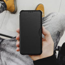 Schütze dein Samsung Galaxy A35 5G stilvoll mit der schwarzen Handytasche V3. Diese elegante Hülle bietet nicht nur robusten Schutz vor Stößen und Kratzern, sondern besticht auch durch ihr schlankes, modernes Design mit einer strukturierten Oberfläche für zusätzlichen Grip.