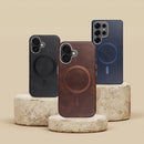 Optimieren Sie Ihr iPhone 15 Pro Max mit dem Gentleman Mag Cover! Stilvolles Öko-Leder, MagSafe-kompatibel, robust und kratzfest. Perfekter Schutz und elegantes Design vereint. Kaufen Sie jetzt!