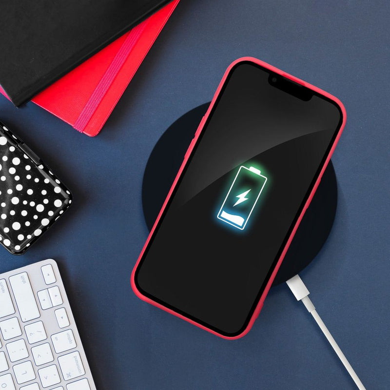 Schütze dein Apple iPhone 14 Pro Max mit dieser eleganten, roten Silikonhülle, die stilvolles Design mit Funktionalität kombiniert. Die Hülle passt sich perfekt an dein Smartphone an und bietet Schutz vor Kratzern und Stößen, ohne dabei aufzutragen.