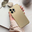 Für das Apple iPhone 15 gibt es stylish und schützend eine goldene Schutzhülle. Sie vereint elegantes Design mit optimalem Schutz und wertet Ihr Smartphone optisch auf. Perfekt für alle, die ein wenig Luxus in ihrem Alltag suchen!