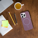 Die lila Schutzhülle für das Apple iPhone 17 vereint Farbe und Funktionalität. Sie bietet optimalen Schutz vor Stößen und Kratzern und ist mit der MagSafe-Technologie kompatibel. Ein stilvolles Accessoire, das dein Smartphone zusätzlich aufwertet!